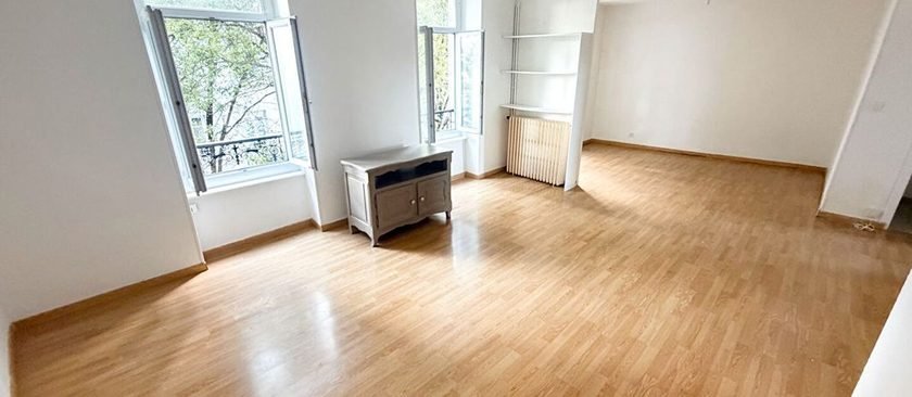 Photo d'annonce pour calculateur de rentabilité locative: le séjour vide d'un appartement à vendre