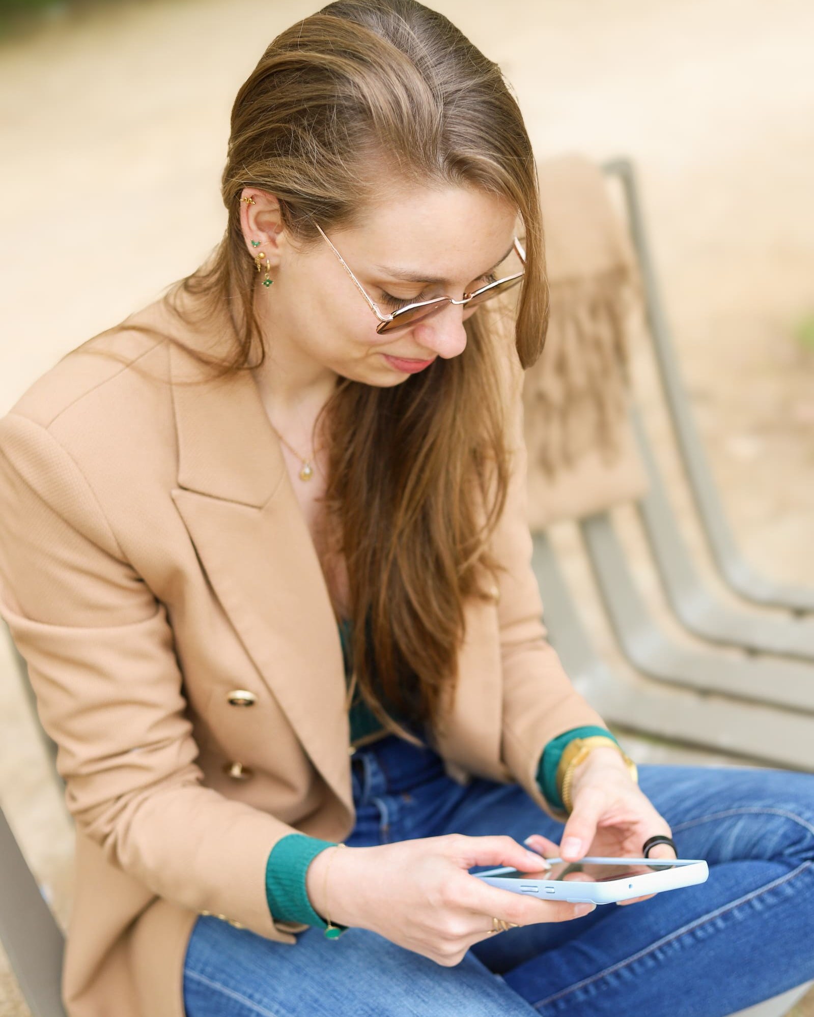 Marion lit sa newsletter finance sur son téléphone